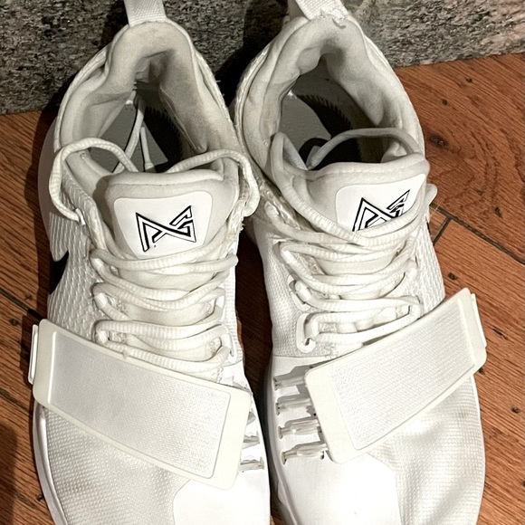 Lightly used mens Nike PG 1 basketball shoes. - Picture 2 of 6